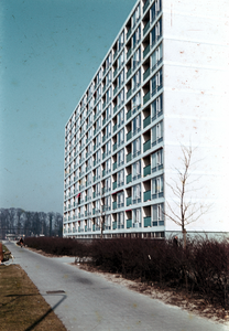832004 Gezicht op de Beneluxflat een de Beneluxlaan te Utrecht.